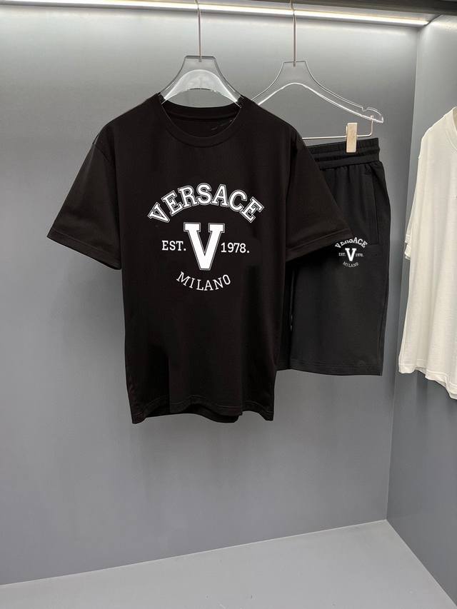 VERSACE 范思哲 胖子福音 2024官网同款.世界知名奢侈品牌.夏季男士 双丝光 高品质货套装 采用进口原单面料 ，当季时尚潮流款，百搭爆款。简洁大方，精