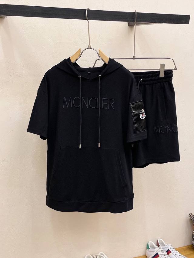 品牌 MONCLER蒙口 2024圆领短袖短裤套装 纯棉面料上身不会闷热，爽滑舒适的亲肤效果更加透气，面料自带肌理感 经典徽标工艺 独有的角度全新演绎 时尚百搭