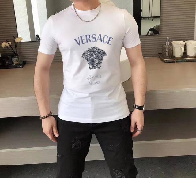 品牌 VERSACE 范思哲 胖子福音 原单男士休闲短袖T恤，2024春夏新品，定制胸前顶级logo 工艺、搭配整件细节 品质及剪裁设计都堪称一流，定制进口丝光