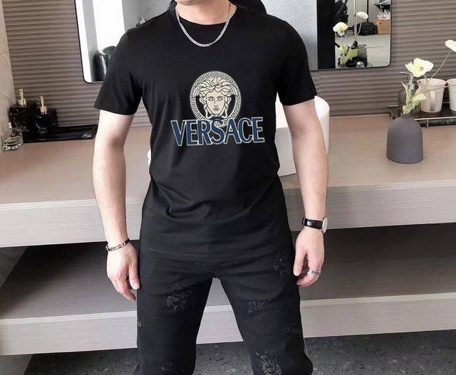 品牌 VERSACE 范思哲 胖子福音 原单男士休闲短袖T恤，2024春夏新品，定制胸前顶级logo 工艺、搭配整件细节 品质及剪裁设计都堪称一流，定制进口丝光