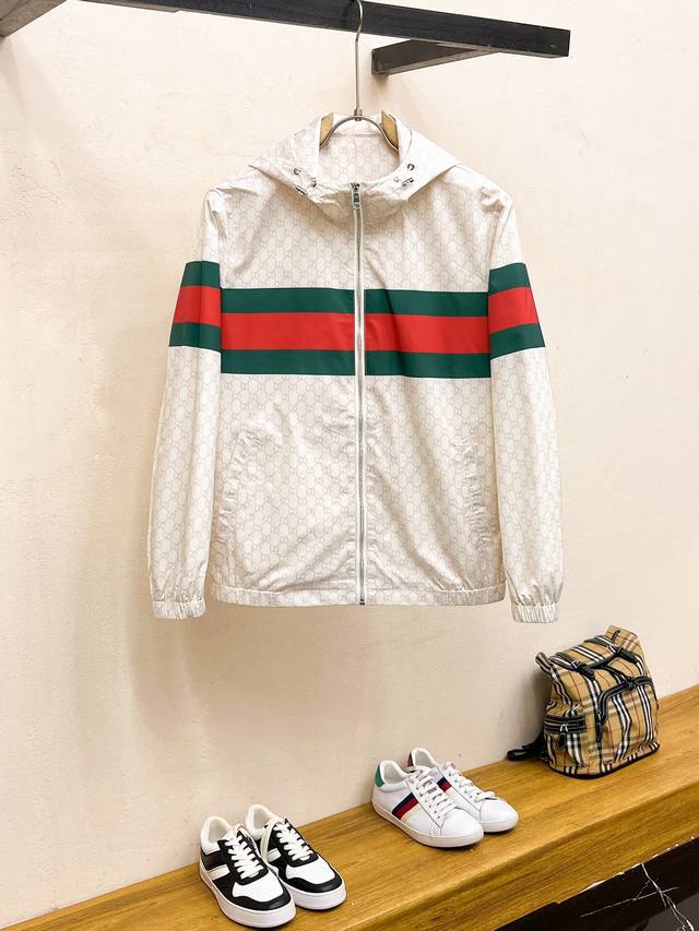 Gucci 古驰 2024SS秋冬新品 休闲夹克外套，客供锦纶聚酯纤维棉混纺材质，器械型细点针织而成，纹理的造就基能非常清晰，质感柔软光滑，透气舒爽，对比色拼接