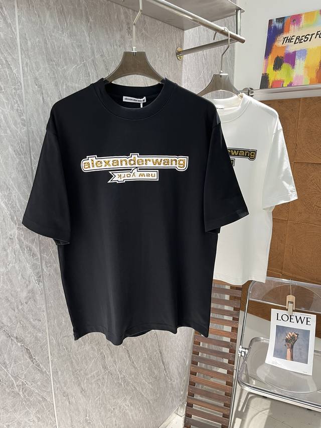 Alexander Wang 2024SS新品T恤！字母徽标短袖T恤！秉承大王追求自由不羁的生活态度，慵懒简约宽松的剪裁，用脱俗的纯色调打造出素雅的风格，烘托了