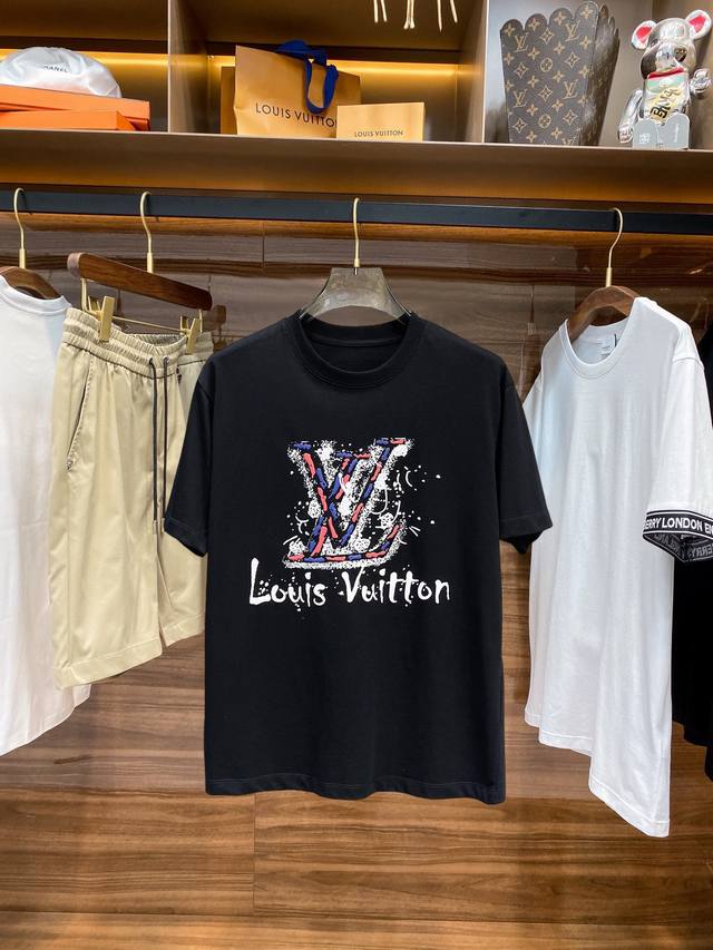 LV 三标齐全。 2024夏季新款最新品短袖，专柜同步有售，原单狠货，时尚进口原版科技面料，上身舒适透气，原版定制五金辅料，上身帅气有型，三标齐全，推荐款，档次