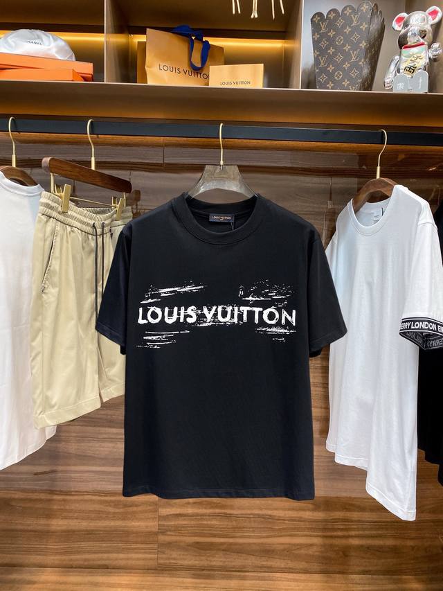 LV 三标齐全。 2024夏季新款最新品短袖，专柜同步有售，原单狠货，时尚进口原版科技面料，上身舒适透气，原版定制五金辅料，上身帅气有型，三标齐全，推荐款，档次 - 点击图像关闭