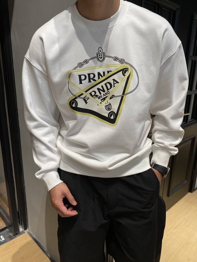 PRADA 秋冬新款圆领卫衣好惊艳呀！印花 logo 超吸睛，时尚感爆棚！宽松版型配落肩设计，慵懒又时髦！袖口下摆罗纹拼接，细节超赞！高品质面料，舒适又透气！快