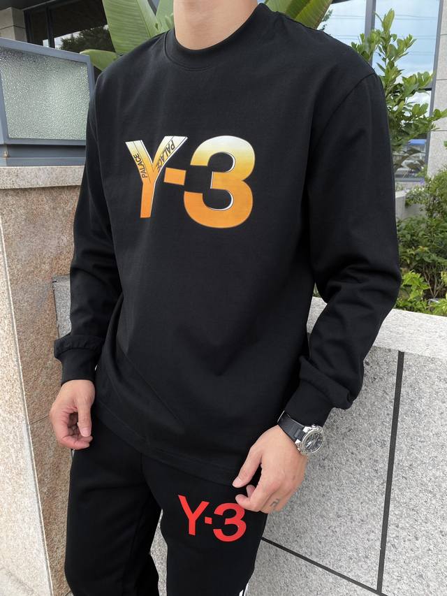 Y-3 山本耀司的彩绘字母印花 长袖T 恤上衣太酷啦！秋冬新款，时尚感爆棚！ 彩绘字母印花，独特又个性，超级吸睛。圆领重磅纯棉材质，舒适又保暖，品质超棒。宽松长