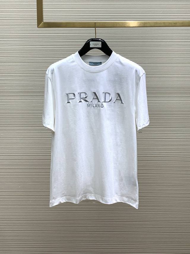 PRADA 普拉达，2024夏季最新品，专柜同步有售，时尚休闲圆领短袖T恤，进口原版面料，做工极为复杂，唯一可以做代购级别的渠道狠货，顶级刺绣工艺字母图案log