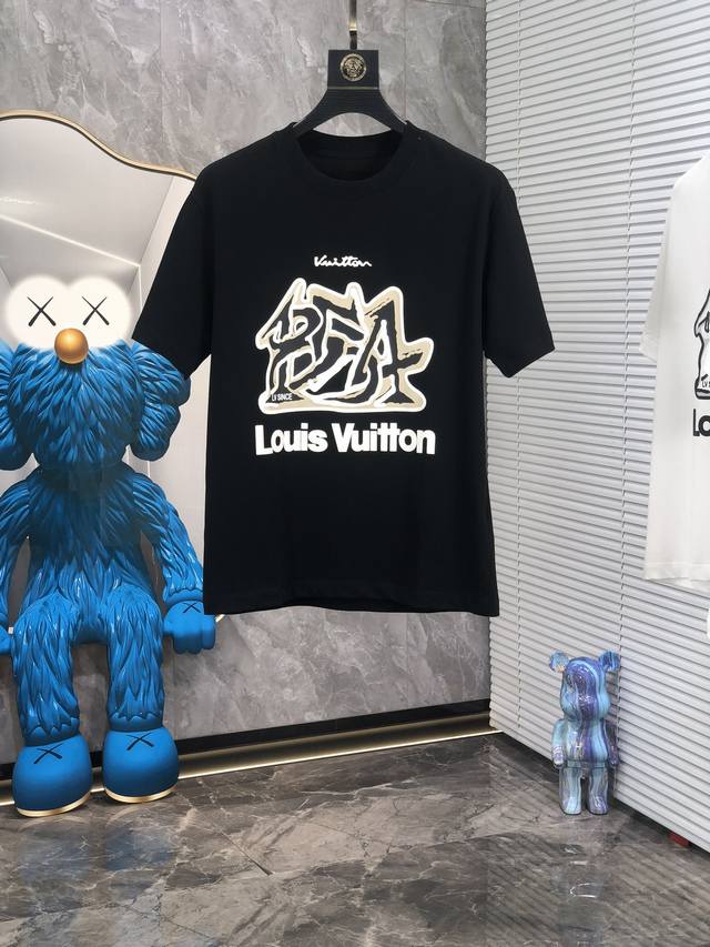 Lv。 24ss专柜同款圆领短袖T恤 定制面料 面料采用原厂弹力原版液氨棉亲肤面料， 高弹力好伸缩，w采用品牌Logo标志图案 高端人士必备单品，原厂辅料三标齐 - 点击图像关闭