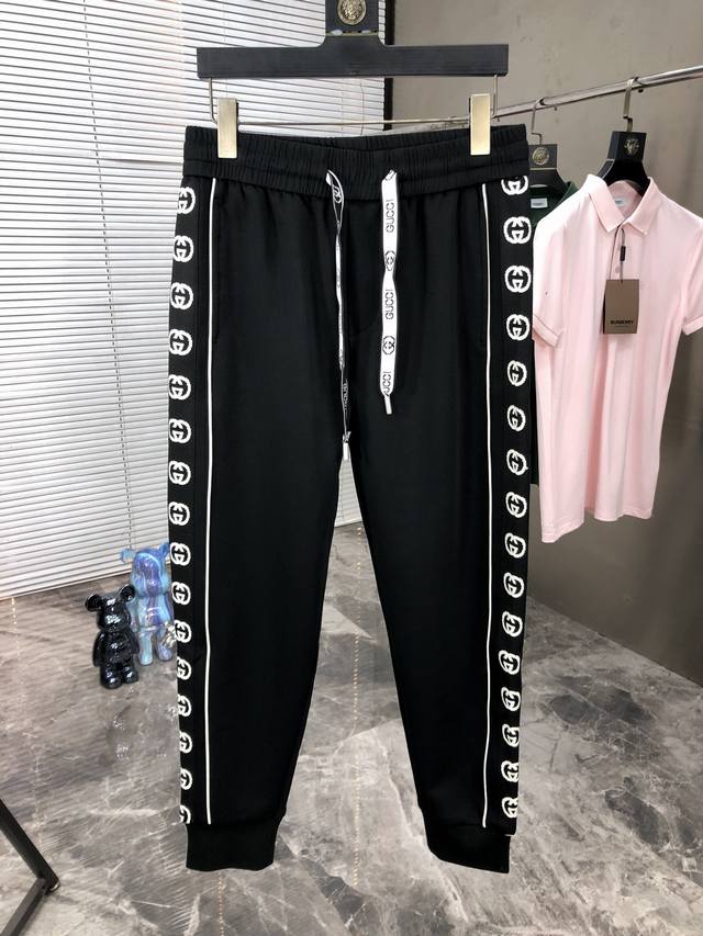 Gucci。秋冬新品。订制高品质时尚休闲裤。超级百搭款。独家定制-进口高端高密度精棉面料，w贴身舒适，3超靓版型、上身显腿修长，內里，走线都无可挑剔，任何场合都