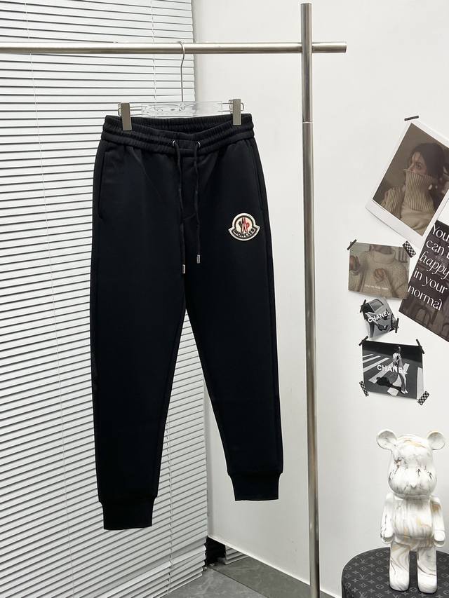 Moncler 2024秋冬新款休闲裤！官网同步发售。品牌经典LOGO休闲裤 ，定制面料，舒适度极好，手触感强烈。辨识度极高，完美品相工艺。 尺码：M-3XL