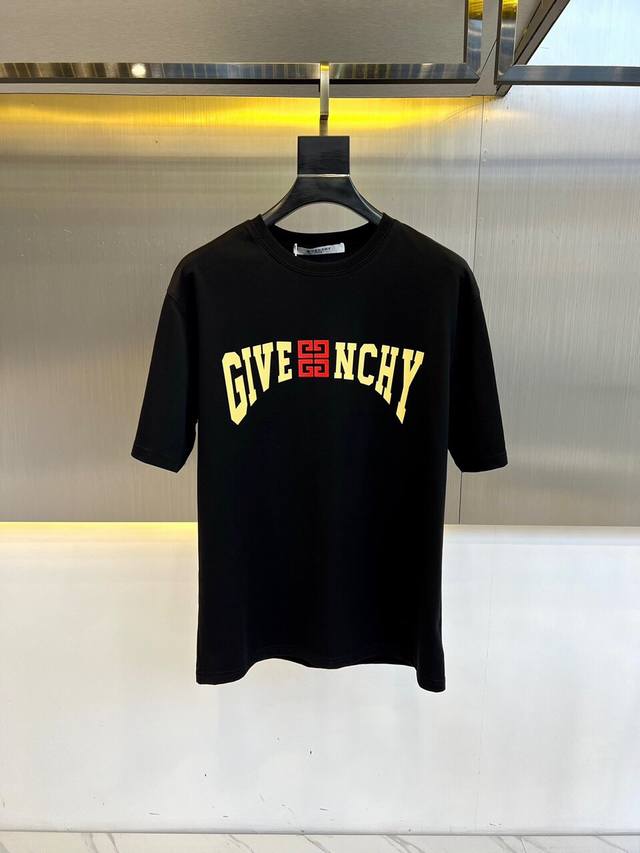 Given纪梵希、2024春夏新品短袖T恤，精棉平纹面料、发泡印花、经典宽松版型，选用精纺透气棉质面料！舒适贴合身形。织成精梳棉布料，亲肤感细腻舒适，挺刮透气吸