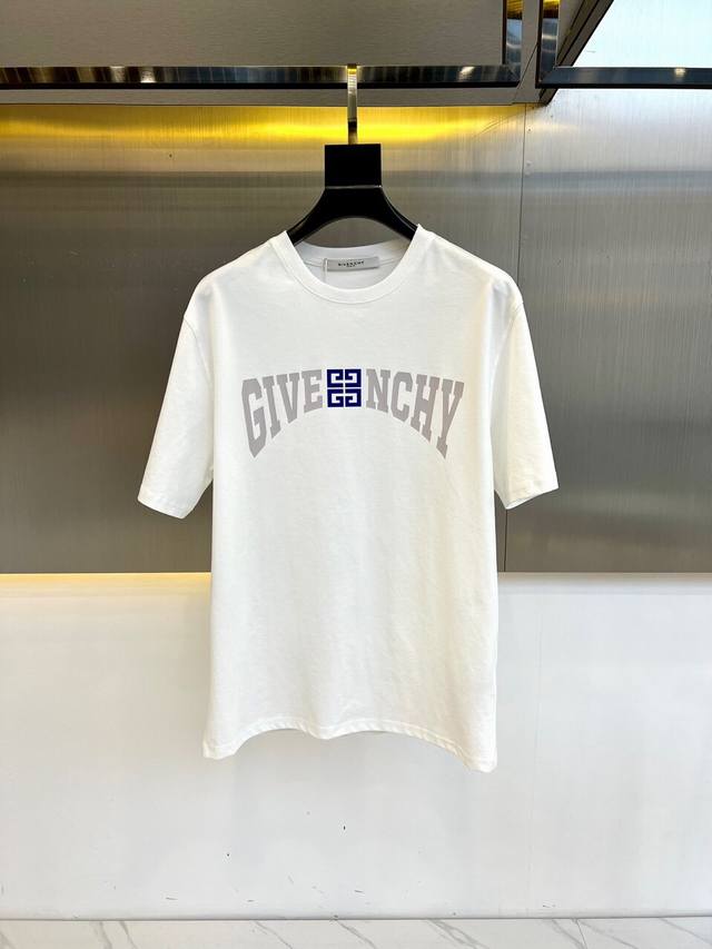 Given纪梵希、2024春夏新品短袖T恤，精棉平纹面料、发泡印花、经典宽松版型，选用精纺透气棉质面料！舒适贴合身形。织成精梳棉布料，亲肤感细腻舒适，挺刮透气吸