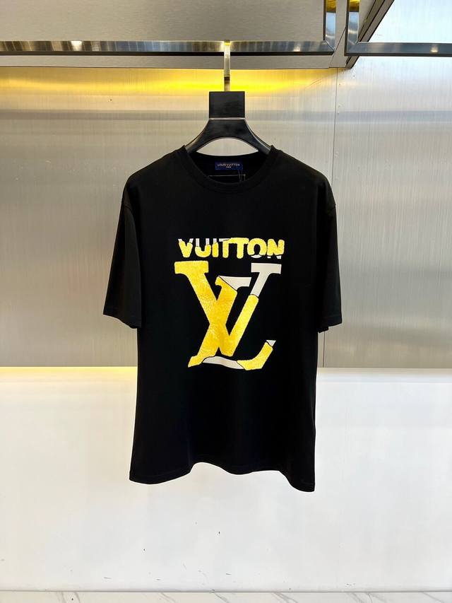 LV、2024春夏新品发售新品短袖t恤。采用进口丝光欧棉面料，温儒柔软 细腻柔软 上身自然是舒适 凉爽，胸前logo图案印花撞色时尚立体。颜色十分清晰，非常的凸