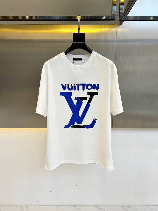 LV、2024春夏新品发售新品短袖t恤。采用进口丝光欧棉面料，温儒柔软 细腻柔软 上身自然是舒适 凉爽，胸前logo图案印花撞色时尚立体。颜色十分清晰，非常的凸