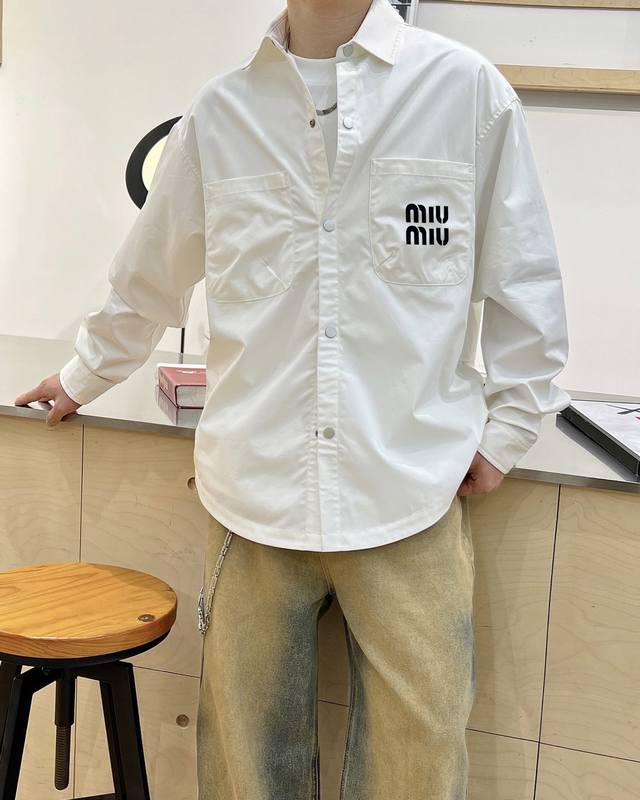 MIUMIU 2024官网专柜最新秋款男士必备款衬衫外套，100%天然棉，褶皱效果展现质感 舒服透气，原单狠货，原版面料，柔软舒适，上身高端又奢华，足够场面的档