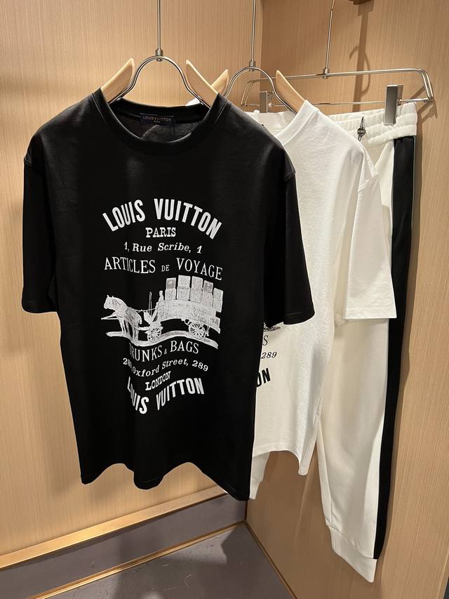 LouisVuitt*路易*登 2024春夏全新系列单品上线，非常时髦前卫的一款男女同款短袖T恤，标识logo图案压胶修饰！区别于以往的不同，宣示品牌传承多年的