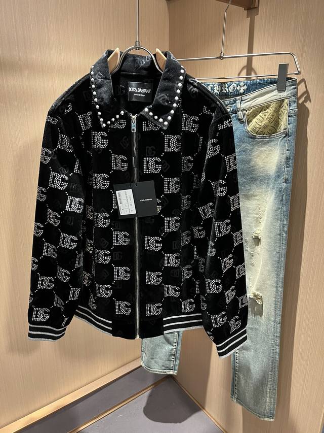 Dolce&Gabba*a 杜嘉*纳2024秋冬新款男士棒球服夹克外套，专柜同步发售！定制专属金丝绒面料，全景logo烫钻工艺设计！简约大方，从容百搭，档次极高