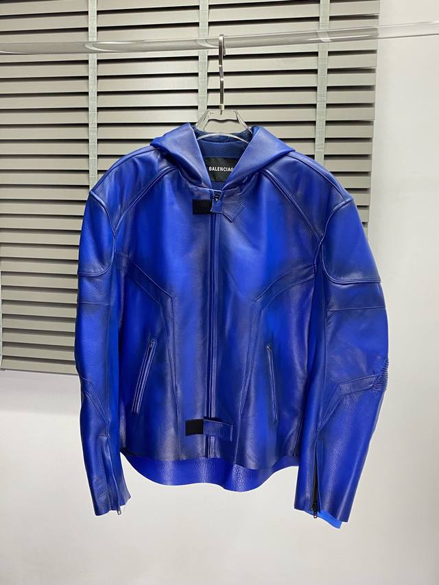 皮衣- 。Balenciaga巴黎世家独家专供机车皮衣系列 巴黎世家 赛车服皮衣 材质：进口小牛皮 版型：oversize 阔版版型 内侧里布设计非常有特色 辅