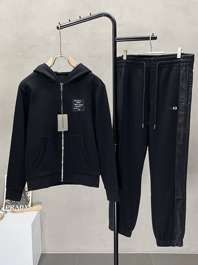 上衣 、长裤 。Balenciaga巴黎世家独家专供新款专柜同款套装，透气舒适休闲！高级感满满！细节精致高档，做工无可挑剔！原版高端面料很显高级！面料柔软细腻舒