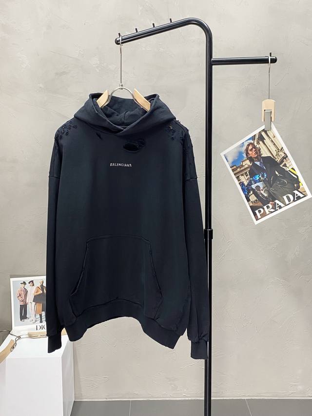 Balenciaga巴黎世家独家专供最新时尚连帽卫衣 破洞设计与颜值爆棚的外套，品质更是无法挑剔品控可以直接入手，不容过错的高端臻品！通过细节图片便可感受到它强