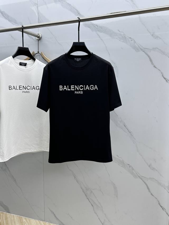 Balenciaga 巴黎世家 2024SS春夏新品 简约压印短袖，重磅级尤物单品，官网在售系列。奢侈一线大牌的御用面料厂织造，手感柔软舒适，穿着无累赘感，吸湿