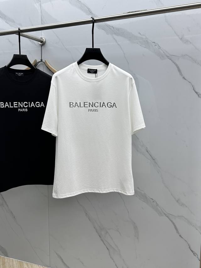 Balenciaga 巴黎世家 2024SS春夏新品 简约压印短袖，重磅级尤物单品，官网在售系列。奢侈一线大牌的御用面料厂织造，手感柔软舒适，穿着无累赘感，吸湿