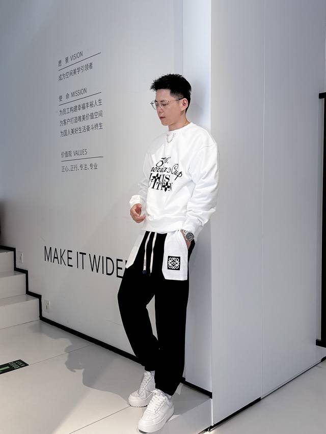 罗意威 LOEWE 24秋冬新品 口袋撞色刺绣logo长裤 轻奢主义 男女日常通勤穿搭必备单品 正确版本 欢迎对比 详细特征 原材料高密度棉质帆布 定染出丹宁运