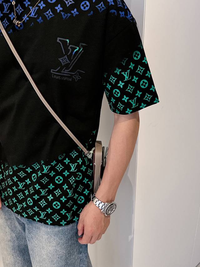 高品质 LOUIS VUITTON 路易威登 24FW 秋冬西部牛仔系列全幅印花短袖T恤 24FW时装秀的曙目风采。三标齐全 采用高克重克重纯棉面料！手感非常舒