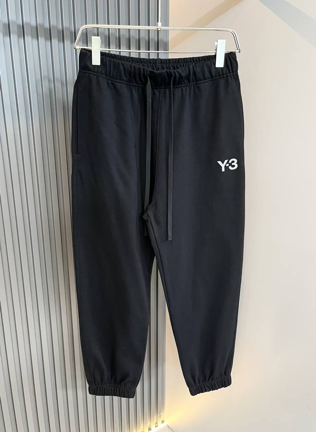 Y- 3山本*耀司 2024秋季新品男女同款休闲套装 ，面料柔软的聚酯纤维面料上身舒适感非常好。炸街必须要拥有它，专柜同步。潮男时尚休闲套装 轻薄款时尚纯棉面料