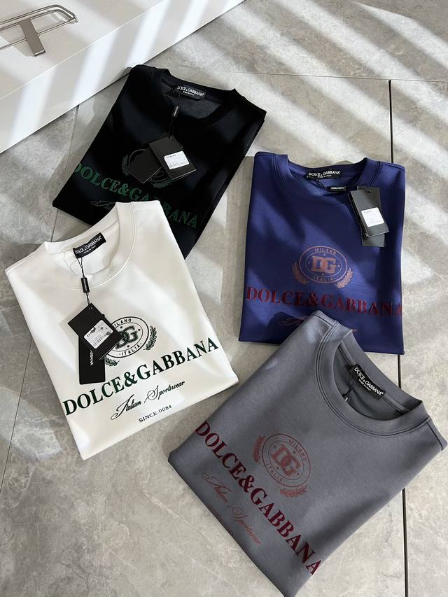 Dolce&Gabba*a 杜嘉*纳2024秋季新款男女同款打底短袖T恤，专柜同步发售！定制专属纯棉面料，胸前字母logo图案印花工艺设计！简约大方，从容百搭，