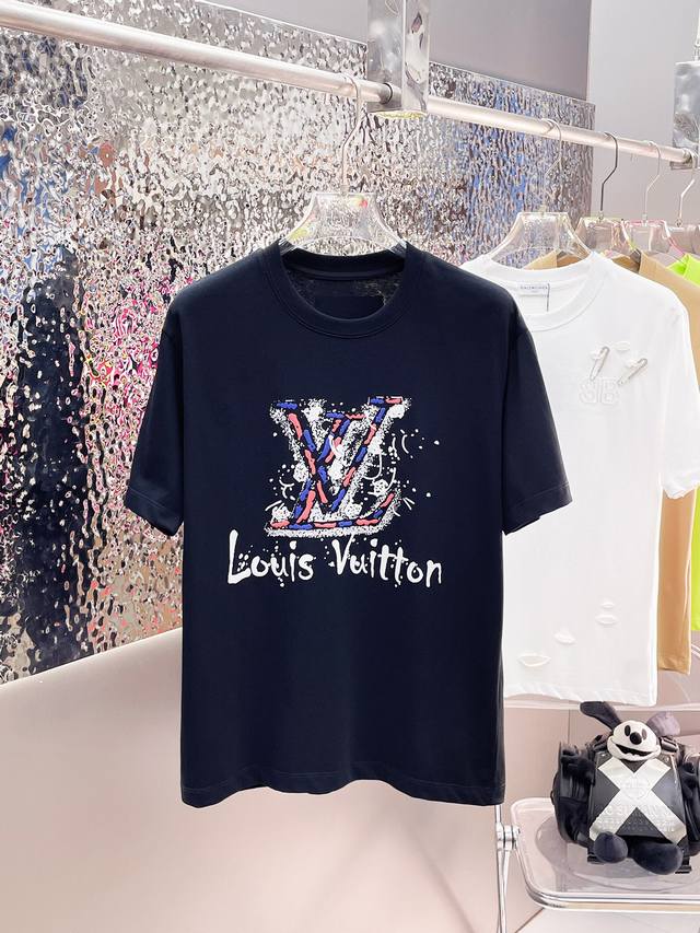 LV 三标齐全。 2024夏季新款最新品短袖，专柜同步有售，原单狠货，时尚进口原版科技面料，上身舒适透气，原版定制五金辅料，上身帅气有型，三标齐全，推荐款，档次 - 点击图像关闭