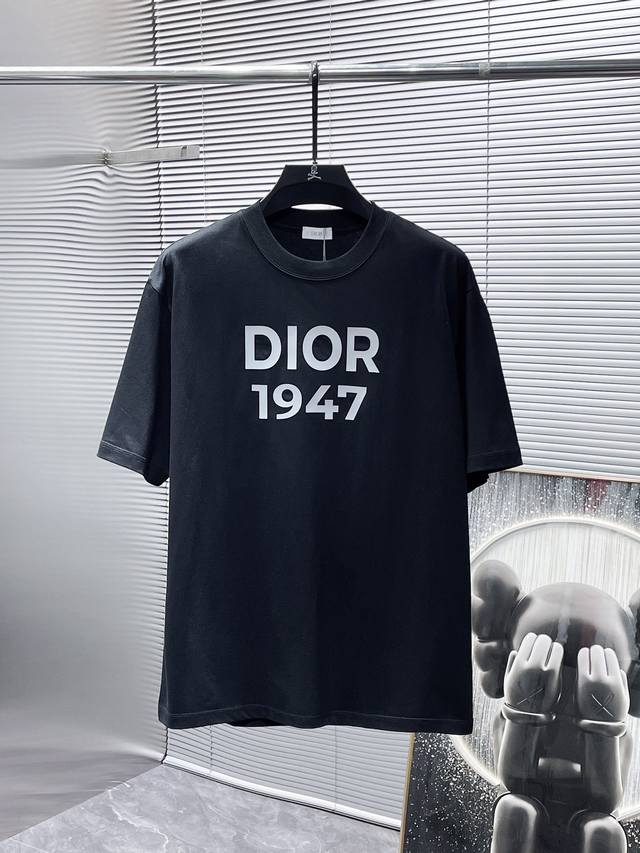 迪奥 Dior .新款 圆领 短袖 T恤 体恤 半袖 ，高端版本！专柜定制面料 透气舒适度高，细节无可挑剔，品牌元素设计理念，体现高品质。手感细腻柔软！呈现休闲 - 点击图像关闭