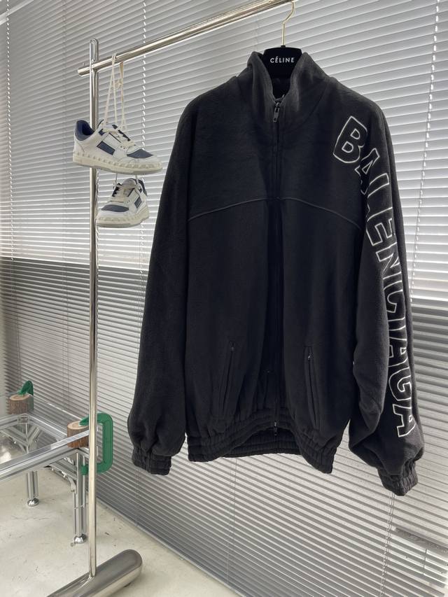 Balenciag 立领夹克外套 定制420克羊羔绒 短毛 蓬松密集而不易掉毛 内里采用180克尼龙网布 让面料的保暖性和吸湿透气性大大的提高 上身舒适保暖 饰