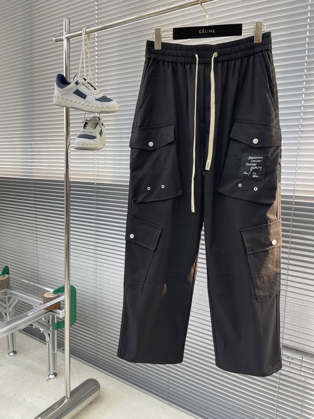 Balenciag 24sS首单发春夏新品，潇洒帅气的高级单品工装直筒裤，两侧绣饰口袋高级时髦，进口面料质感挺阔舒适，原版开模定制五金纽扣，面料100%全棉 ，