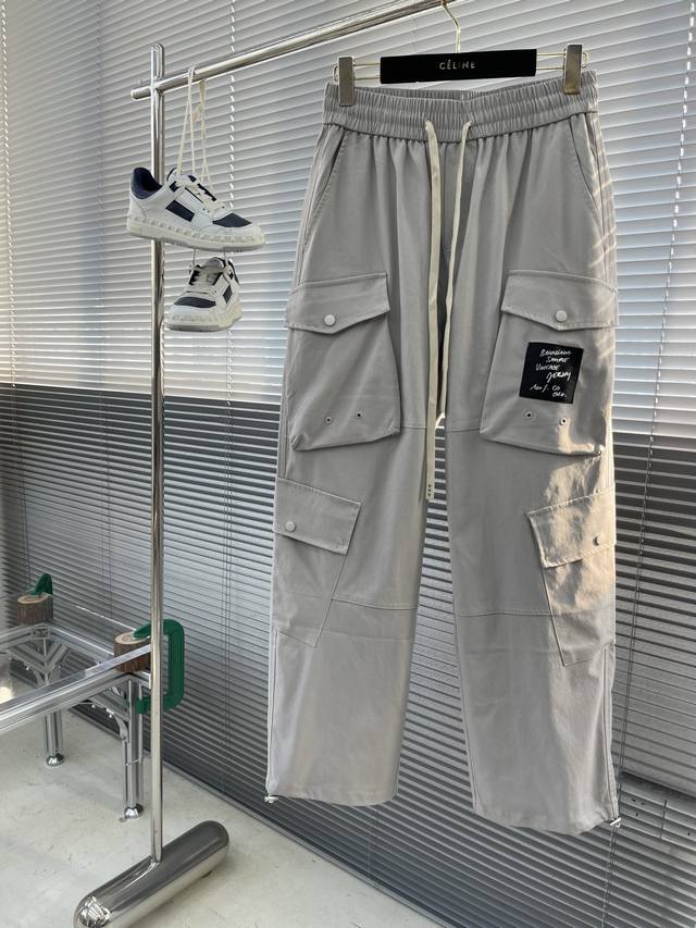 Balenciag 24sS首单发春夏新品，潇洒帅气的高级单品工装直筒裤，两侧绣饰口袋高级时髦，进口面料质感挺阔舒适，原版开模定制五金纽扣，面料100%全棉 ，