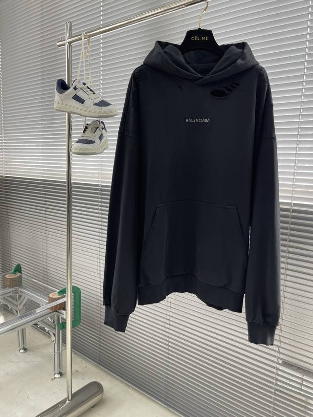 Balenciag 烫钻连帽卫衣 定制双股线水洗大卫衣料 质感十足 舒适贴肤 饰以Balenciaga 烫钻标识点缀 由不规则的破洞设计完美结合 叛逆的破坏复古