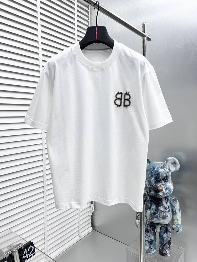 Balenciaga*巴黎 2024夏季新款圆领短袖，整体呈现自然时尚潮流感微阔的剪裁领口微微的贴合颈部上身时尚潮流这款微阔的剪裁无数次的调整对亚洲人很友好，上