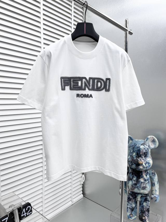 Fend* 2024夏季新款圆领短袖，整体呈现自然时尚潮流感微阔的剪裁领口微微的贴合颈部上身时尚潮流这款微阔的剪裁无数次的调整对亚洲人很友好，上身感觉又很大牌针