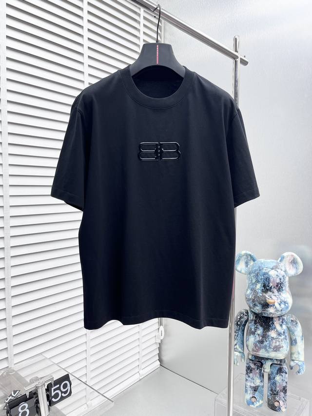 Balenciaga*巴黎 24ss新款短袖，采用定制洗水定染纯棉面料，logo点缀于胸前，超级柔软细腻，沿边反车线设计，超级别具一格，釆用宽松版型. 男女同款