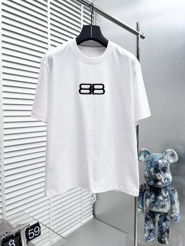 Balenciaga*巴黎 24ss新款短袖，采用定制洗水定染纯棉面料，logo点缀于胸前，超级柔软细腻，沿边反车线设计，超级别具一格，釆用宽松版型. 男女同款