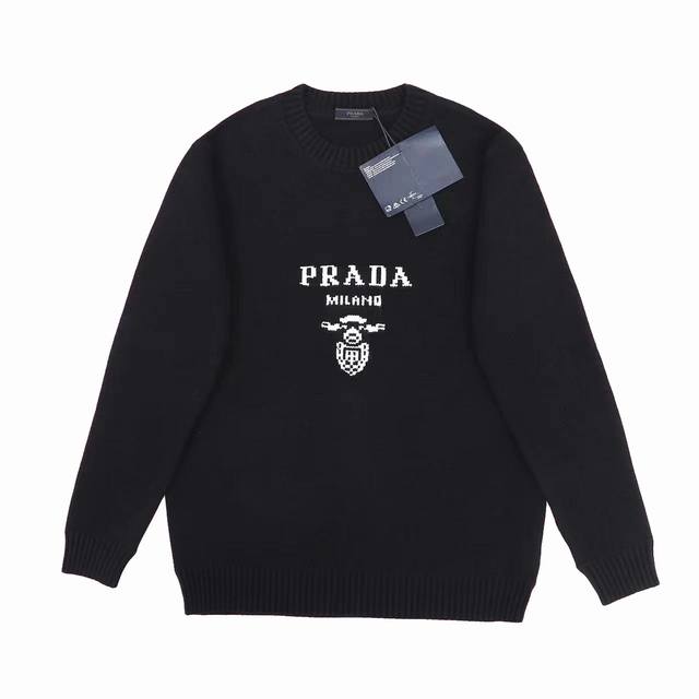 Prada 领口三角专属标识设计 羊毛圆领毛衣 市场独家 绝非市场羊毛成分通过水洗做出来的手感效果 每一个颜色起订量需要500KG 选定一线毛纺工厂代工 定制洗