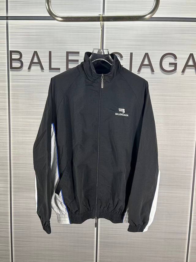 高品质 BALENC 巴黎世家 ADIDAS & BLCG 联名合作款撞色拼接连帽微标logo刺绣风衣，这个颜色也是高级又耐看，此款冲锋衣是我们目前能够遇到的冲