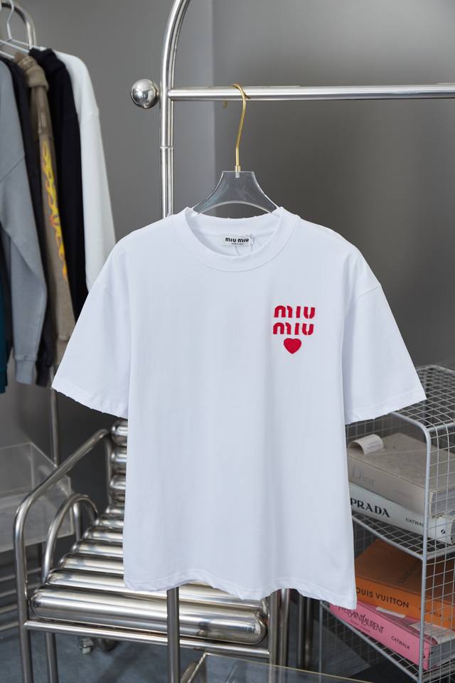 高品质 miu miu 缪缪 24FW 红色爱心字母logo贴布绣短袖T恤 24FW时装秀的曙目风采。三标齐全 采用高克重克重纯棉面料！手感非常舒服 OS落肩版 - 点击图像关闭