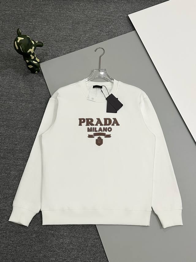 高品质]prada 普拉达 2024秋季圆领新款卫衣经典定制贴皮字母logo原版面料 官方同款 400克同缸染面料 手感非常舒服 超级百搭好看 个性复古气质男女