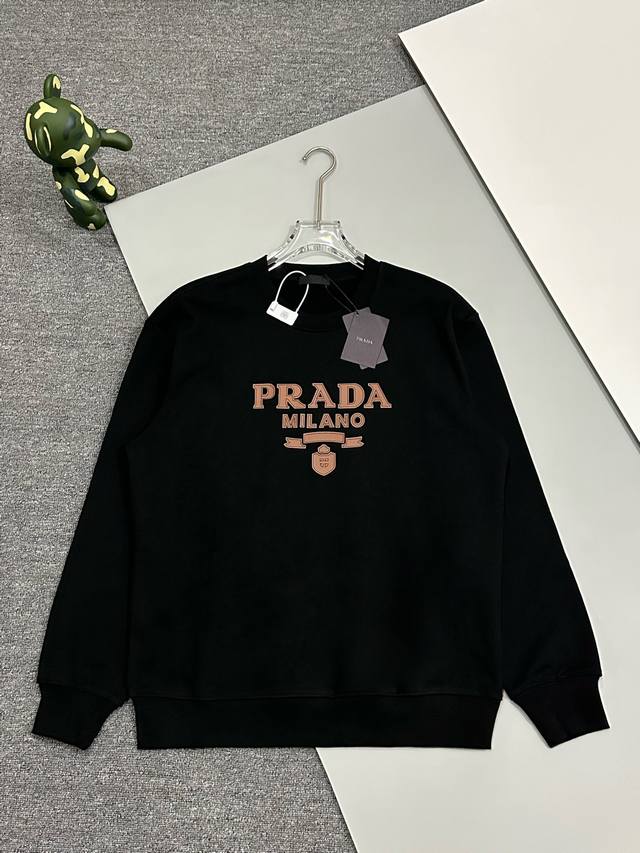 高品质]prada 普拉达 2024秋季圆领新款卫衣经典定制贴皮字母logo原版面料 官方同款 400克同缸染面料 手感非常舒服 超级百搭好看 个性复古气质男女