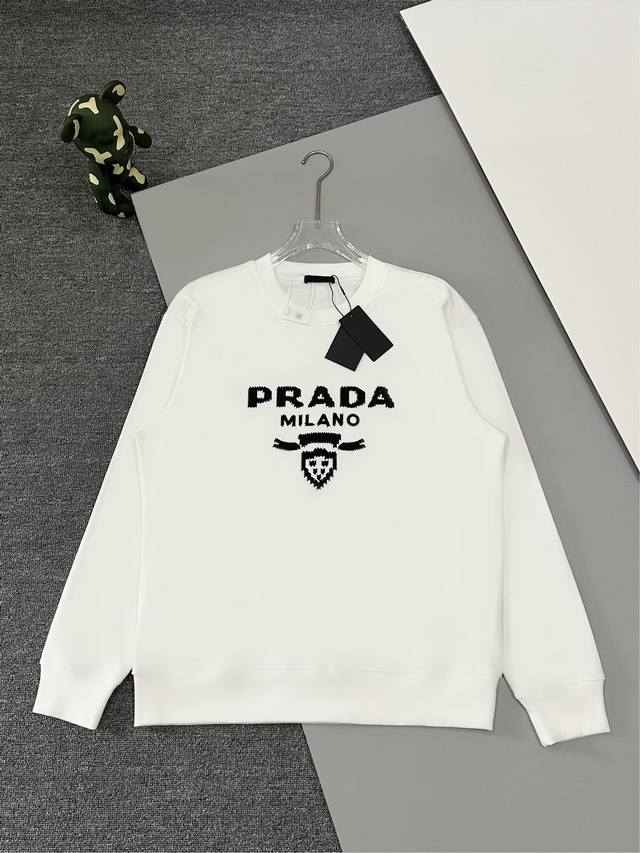 高品质]prada普拉达 2024秋冬经典刺绣字母卫衣！订制400克高克重精梳棉，胸前百灵达刺绣工艺，触感肌理效果，版型微阔版型，内穿外搭都搭配！ 颜色：白色