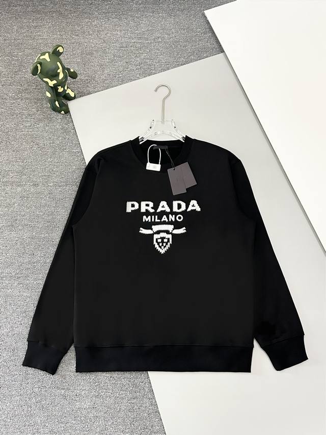 高品质]prada普拉达 2024秋冬经典刺绣字母卫衣！订制400克高克重精梳棉，胸前百灵达刺绣工艺，触感肌理效果，版型微阔版型，内穿外搭都搭配！ 颜色：白色