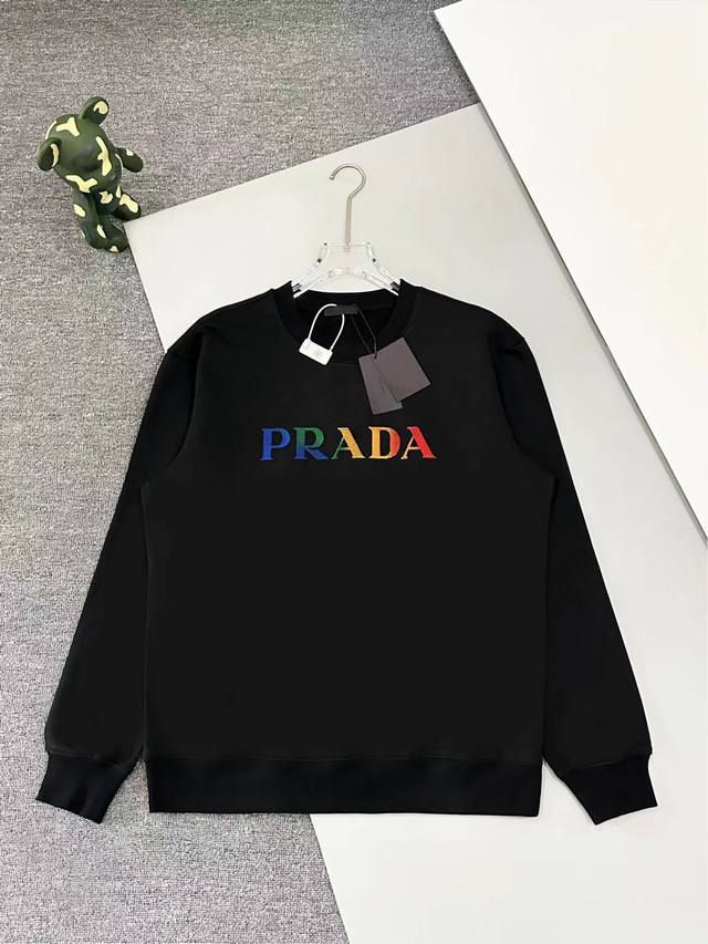 高品质]prada 普拉达 圆领新款卫衣渐变色牙刷绣字母logo标识纯原品质 原版面料 官方同款 同缸染面料 手感非常舒服 百搭超级百搭好看 男女都非常合适 吊