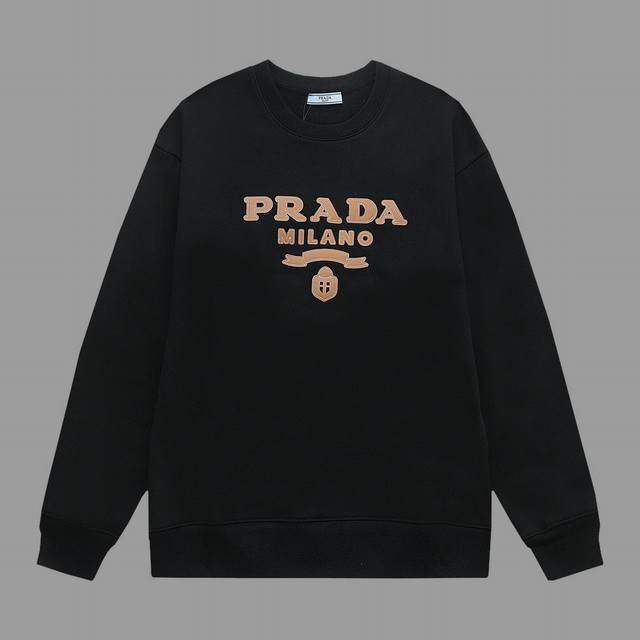 新款上新 PRADA 普拉达 最新经典LOGO贴皮绣 升级，灵感源自八十年代复古 原版面料 官方同款 圆领卫衣 定制 同缸染面料 手感非常舒服 春夏最新砖柜同步