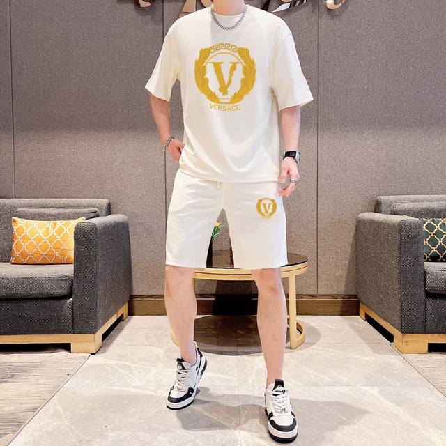 VERSACE 范思哲 胖子福音 2024官网同款.世界知名奢侈品牌.夏季男士 双丝光 高品质货套装 采用进口原单面料 ，当季时尚潮流款，百搭爆款。简洁大方，精